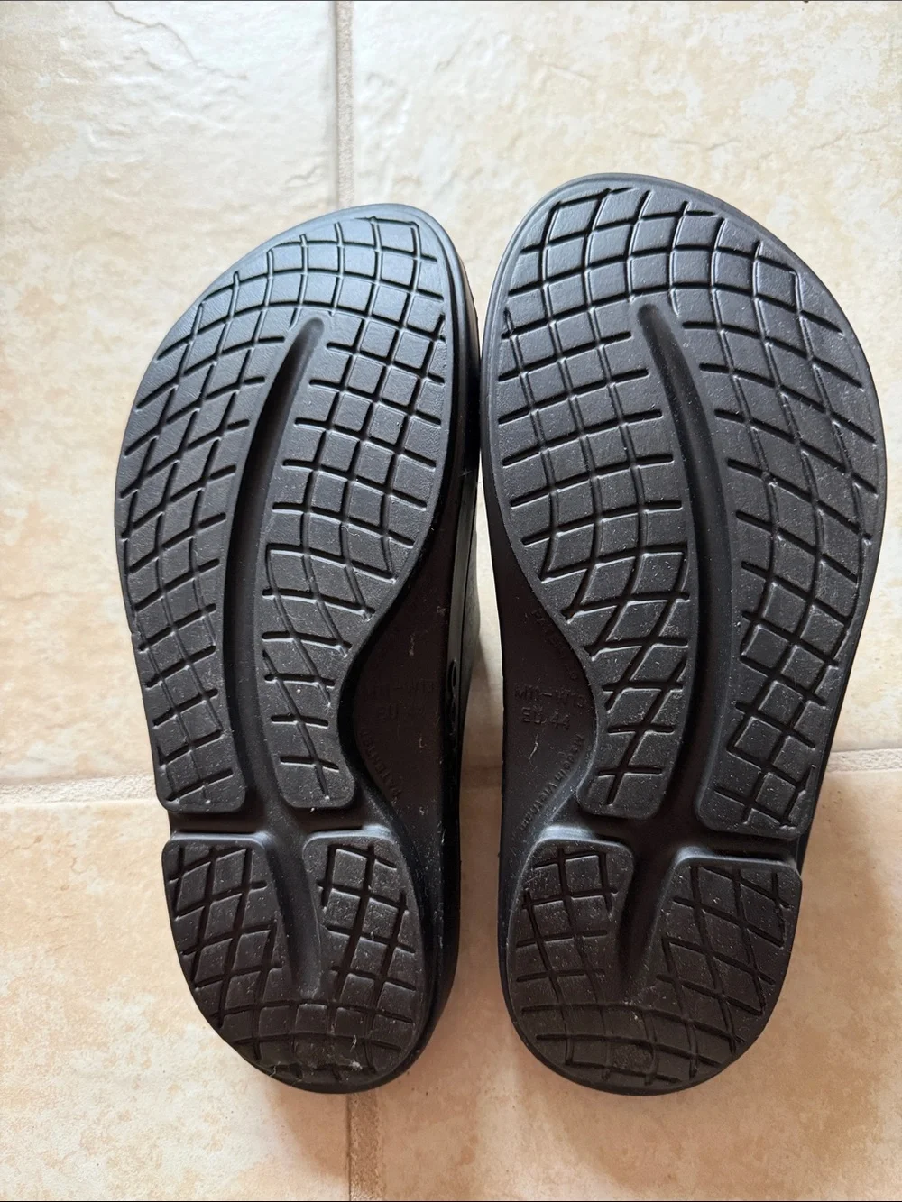 OOFOS Black Recovery Slide Sandals